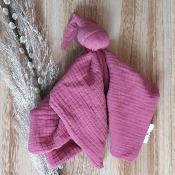 Sabbel Roze, een handgemaakt antroposofische poppetje. Het ideale knuffeltje voor onderweg en in bed, personaliseerbaar met de naam van je kleintje.