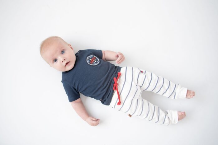 Ontdek de Pirate Pants Stripes van Frogs and Dogs - comfortabele en stijlvolle broekjes voor baby's en peuters in diverse maten.
